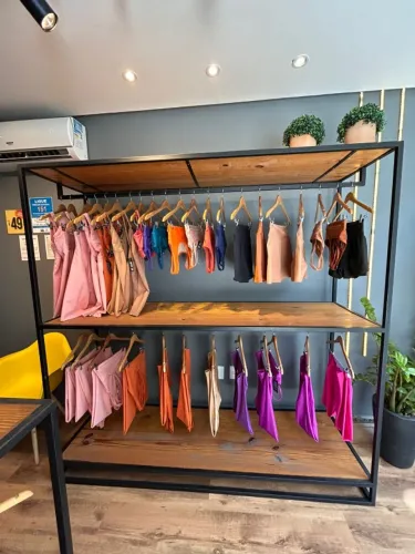 Vendo kit de 2 estantes-arara + 2 bases de vitrine + cadeira eiffel