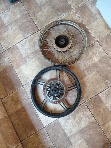 VENDE-SE PAR DE RODAS 