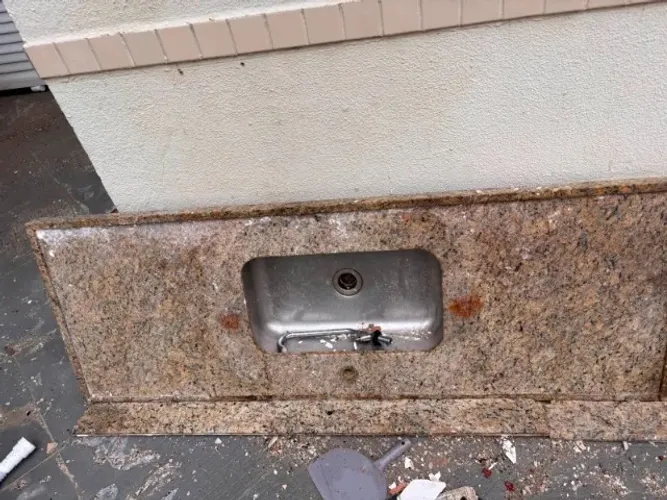 Bancada de granito + cuba inox + torneira