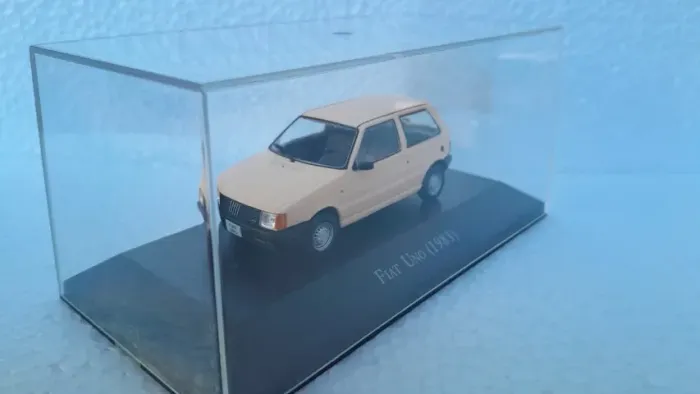 Miniatura Fiat Uno (1983)