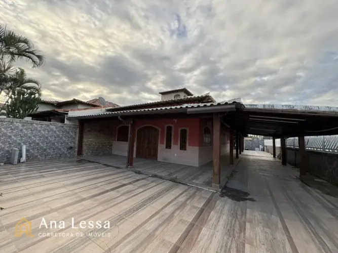 OPORTUNIDADE PARA MORAR PERTO DA RODOVIA, CASA NA VILA CAPRI EM ARARUAMA COM RUA ASFALTADA