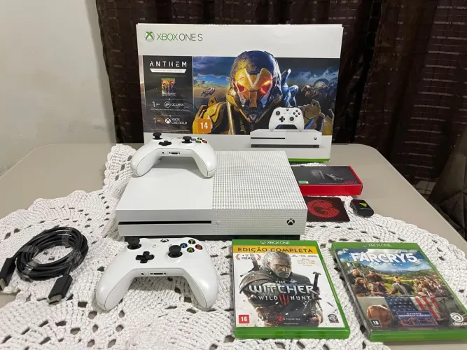 Xbox one S 1 tb, 2 controles, 2 jogos e 1 bateria recarregável