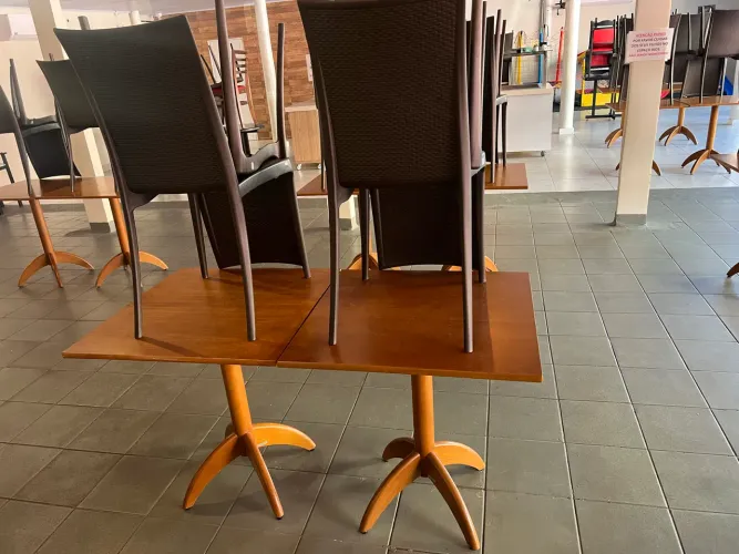 VENDO JOGO DE MESA COM 2 CADEIRAS.