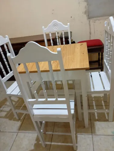 Mesa de jantar com 4 cadeiras em madeira nova