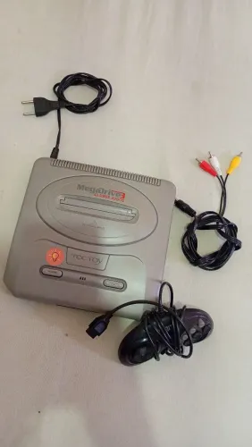 Mega Drive 3 com 43 jogos na memória.