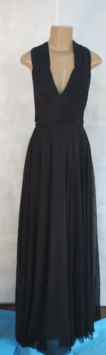 Vestido de festa longo com fenda e tule