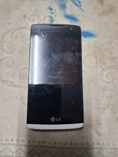 celular lg.serrve para consertar ou retirada de peças. nao sei o defeito nem o modelo