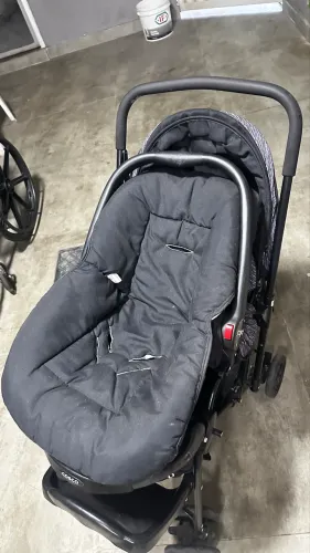 Carrinho de bebê Cosco com bebê conforto