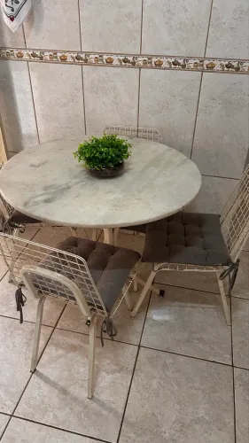 Mesa de jantar redonda c/ 4 cadeiras