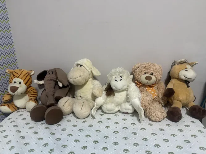 Bichos de pelúcia para decoração de quarto de bebê ou festa. 20$ cada ou 110 todos