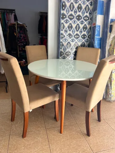 Mesa com 4 cadeiras, tampo de vidro