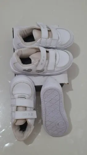 Tenis branco, fechamento velcro, pouco usado detalhe coração.
