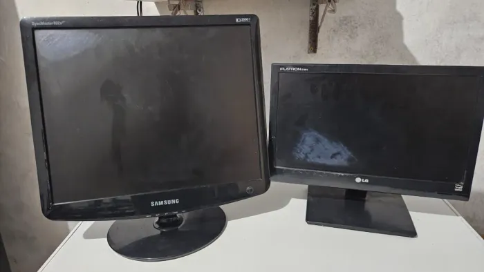 Par de Monitores p/ Reparo ou CFTV - LG 16" + Samsung 19