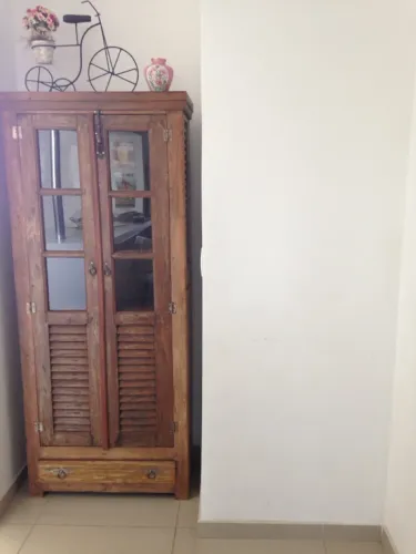 Cristaleira / armário rústico em madeira - R$ 2.000