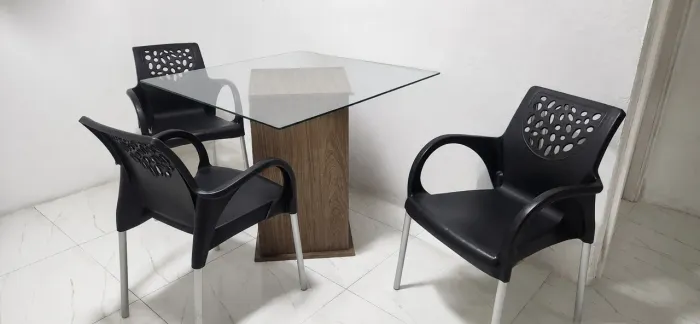MESA DE VIDRO COM 3 CADEIRAS