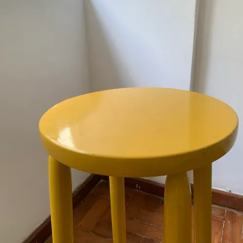 Banco alto 68,5x29,5cm amarelo usado