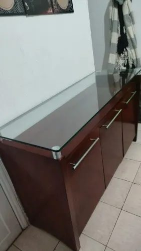 Vende se armário bifé de madeira maciça 
