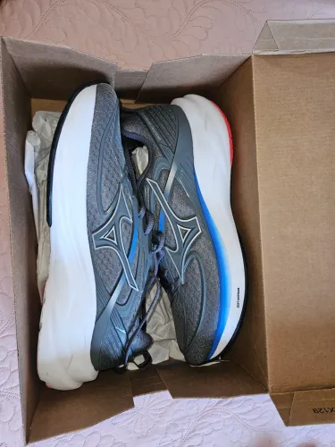 Tênis de corrida mizuno novo