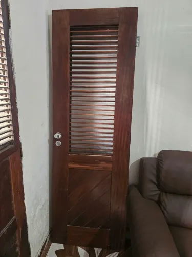 Porta de Madeira Maciça com Caixa