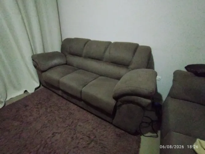 Vendo sofá três lugares no Suede em perfeito estado de conservação