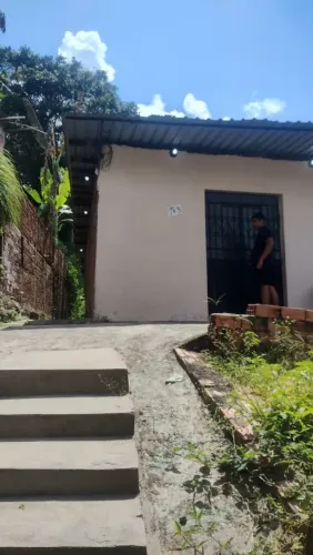 Vende-se uma casa