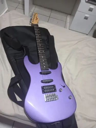 Guitarra semi nova em excelente estado. OPORTUNIDADE IMPERDÍVEL!