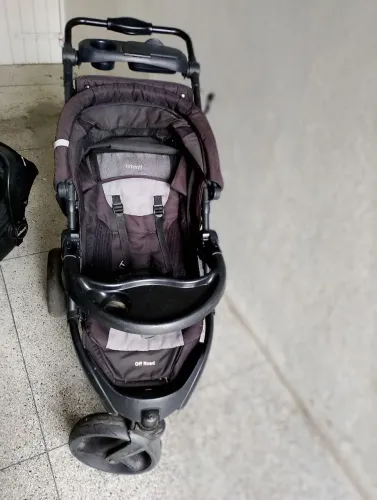 Carrinho de bebê com base e bebê conforto 