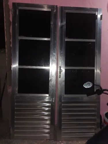 Vendo porta de alumínio semi nova