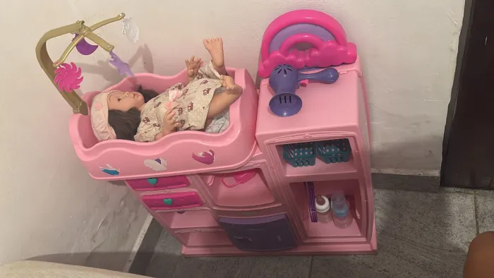 Brinquedo trocador com boneca