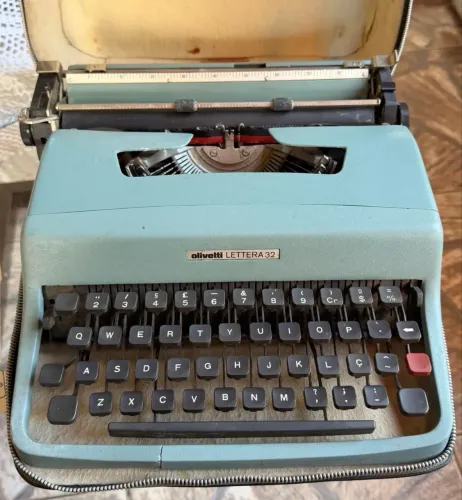 Máquina De Escrever Olivetti Lettera 32 Antiga