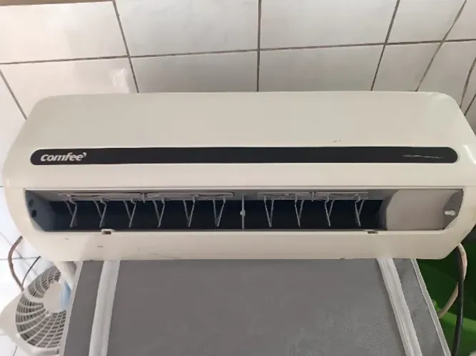 Ar-condicionado Split 12.000 BTUs Comfee 220V - Funcionando