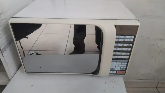 Microondas funcionando, só precisa de uma pintada.