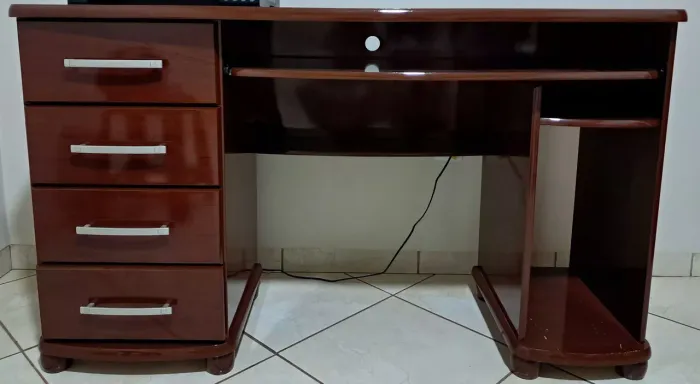 Vendo Mesa para Computador/Escritório em Madeira - Ótimo estado