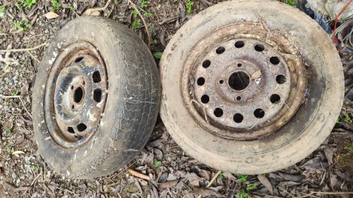 Duas rodas de ferro R13
