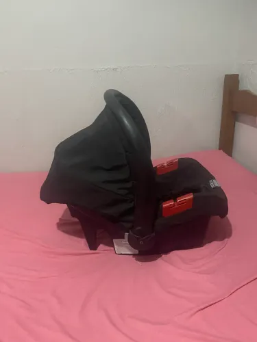 Vendo bebê conforto e cadeirinha criança está bem conservado