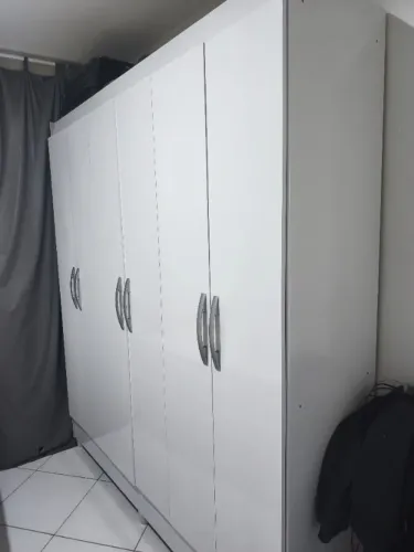 Guarda roupa novo, comprado há 4 meses, pouco uso.