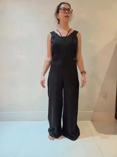 Macacão Longo Pantalona Preto com Recortes (Cut-Out) na Cintura