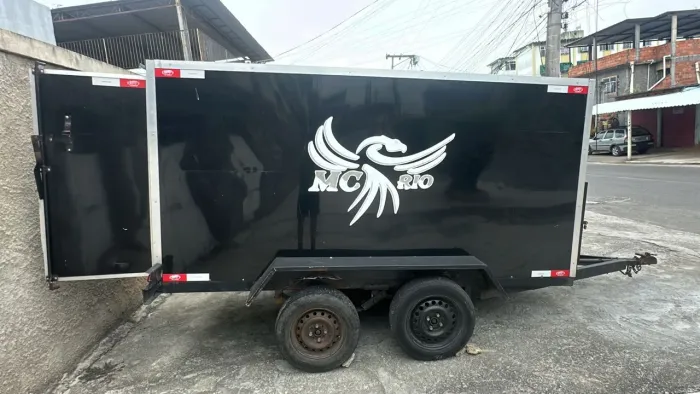 Carretinha bau com eixo duplo. Capacidade 2 toneladas.