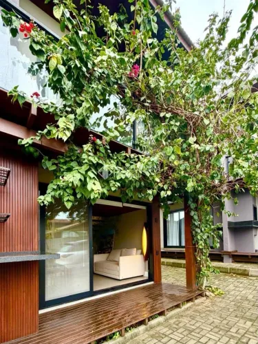 Studio de Alto Padrão com Deck Privativo e Toque de Natureza