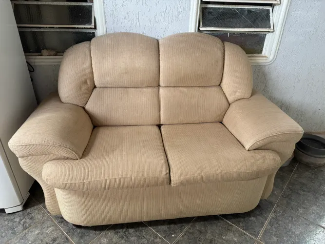 Sofá antigo bege dois lugares 