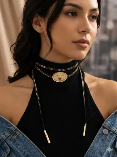 Colar choker camurça ecológica e fivela dourada estilo Ana Castela 