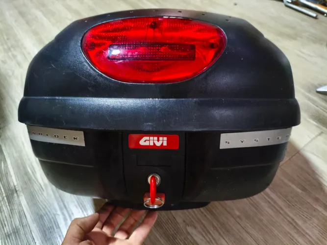 Vendo Baú Givi 33 litros