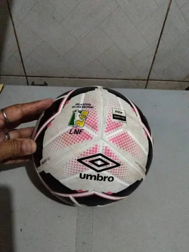 Vendo Uma bola de futsal oficial 