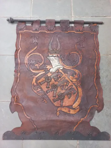 Antigo quadro estandarte estilo Medieval em couro  