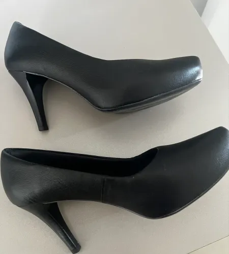 Scarpin em couro Usaflex tamanho 35