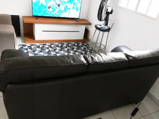 ? OPORTUNIDADE! SOFÁ DE COURO 3 LUGARES - R$300,00 ? Sofá de couro 3 lugares