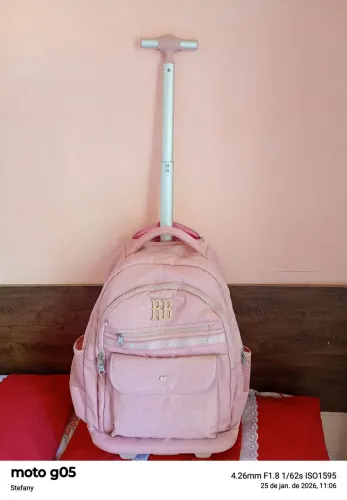 Vende-se uma mochila da Rebecca bonbon de rodinha 