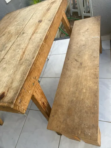 Mesa de pinus com cadeiras e banco