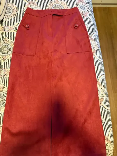 Saia Mídi Vermelho Terroso em Suede (Amiska)