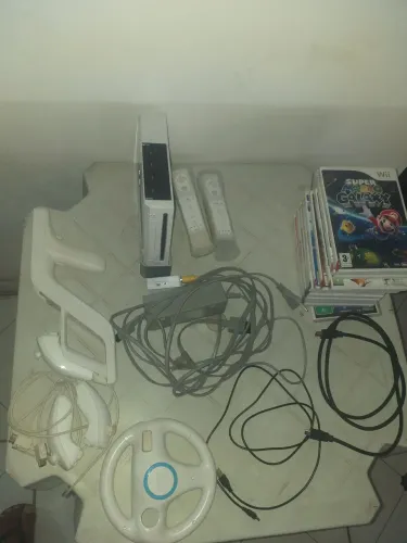 Nintendo Wii completo com jogos originais e manetes